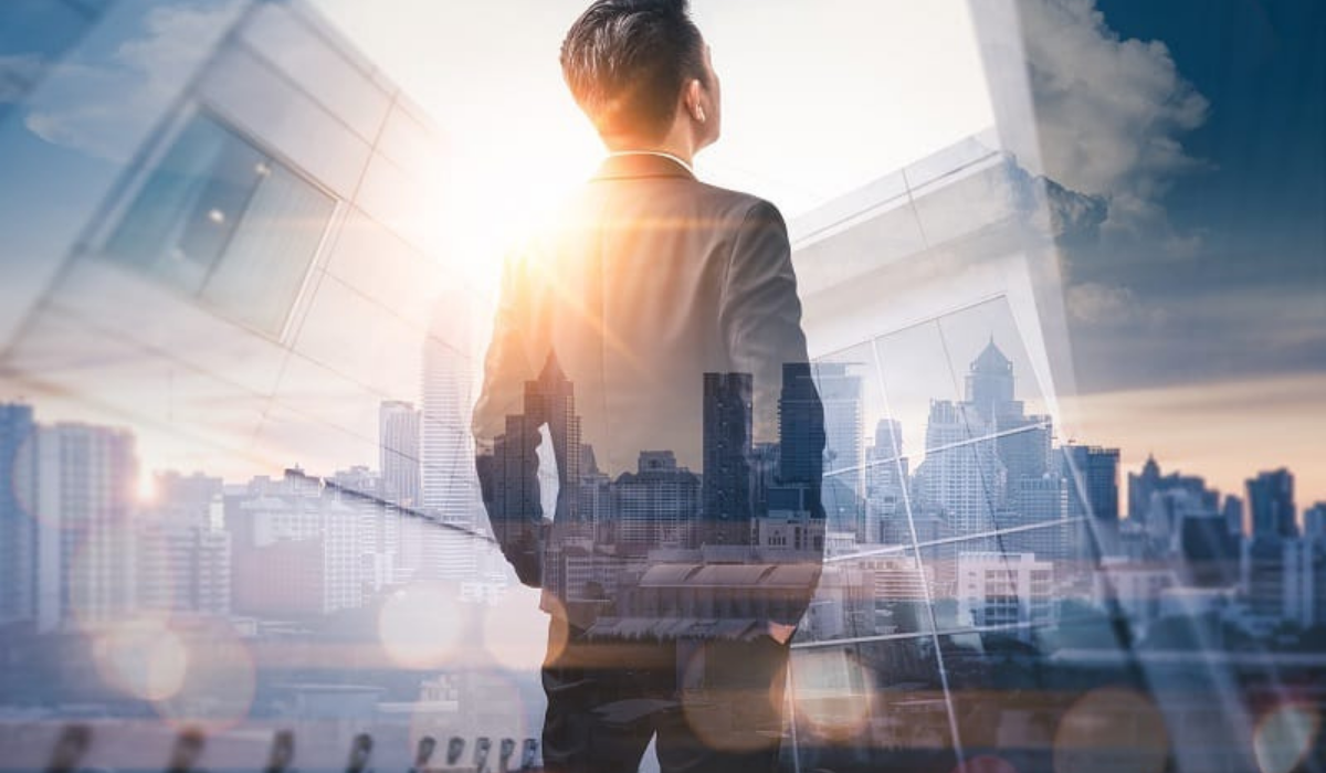 Entrepreneur moderne travaillant sur son ordinateur portable dans un espace de travail partagé