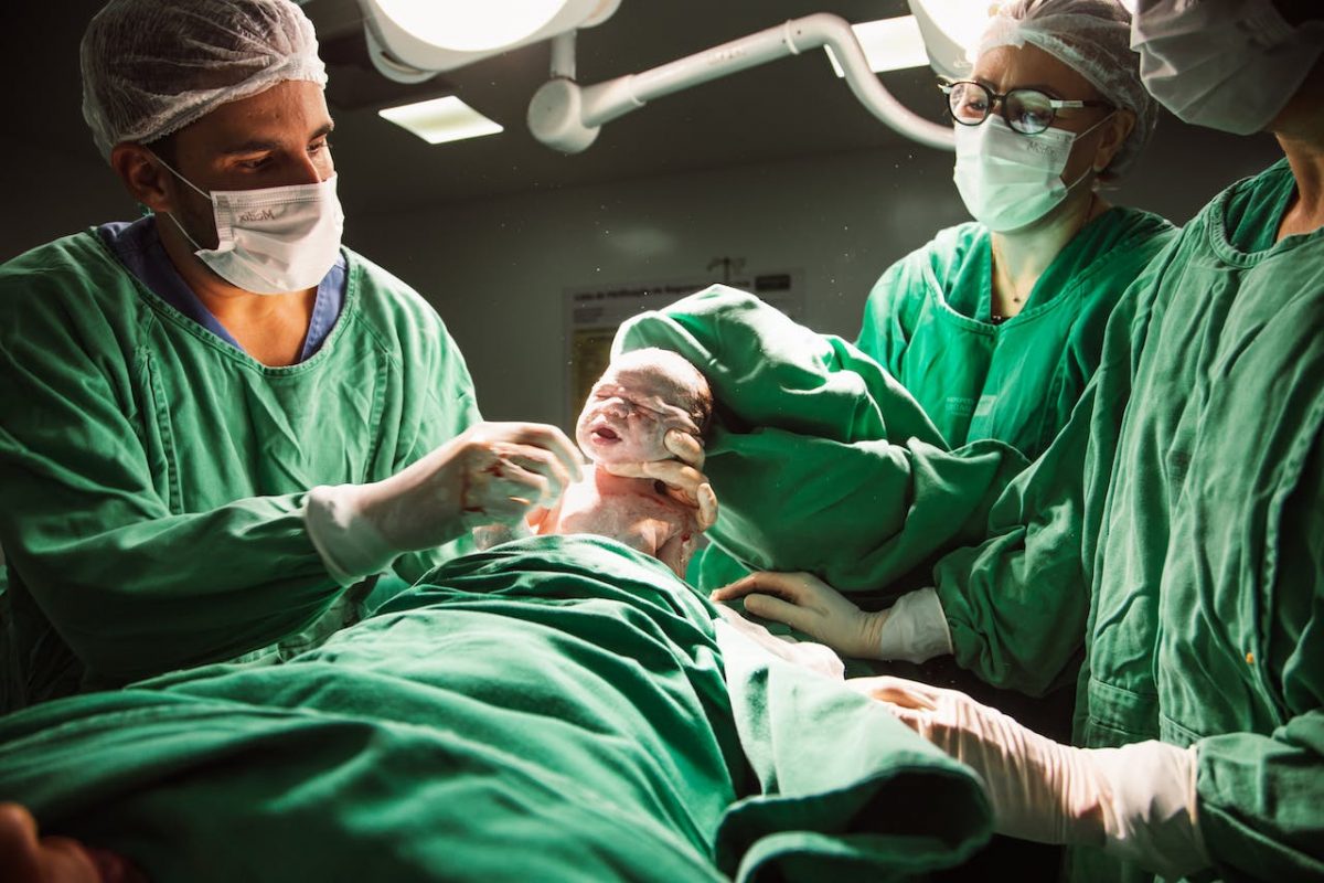 Professionnels exerçant des métiers en I : une infirmière en soins et un ingénieur devant un écran