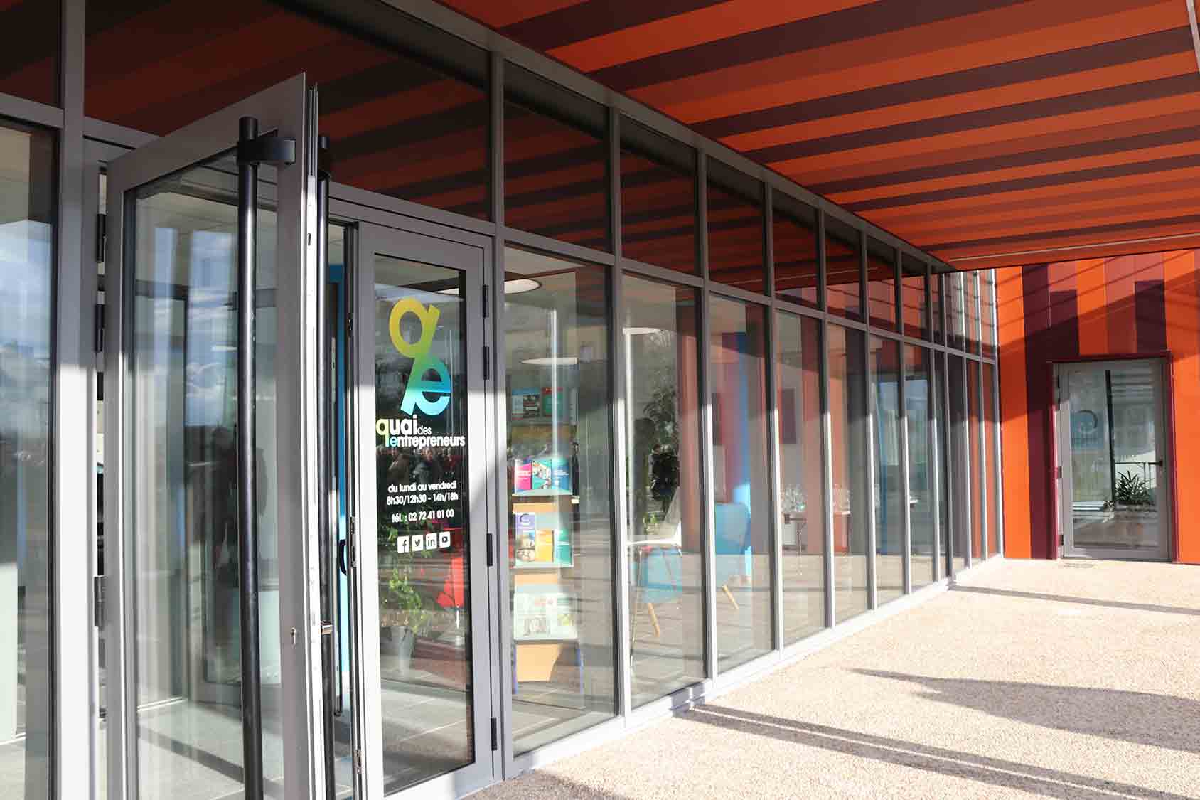 Porteurs de projet réunis en atelier d'accompagnement dans un espace dédié à la création d'entreprise