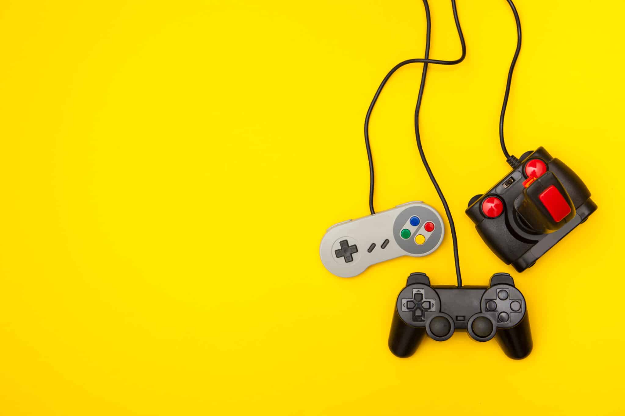 Consultation des offres d'emploi AFJV sur un écran dans un studio de jeu vidéo