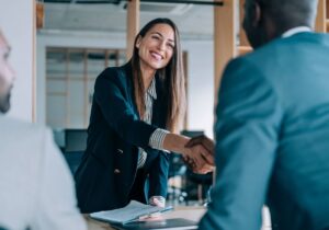 Personne travaillant à distance sur ordinateur dans un bureau à domicile