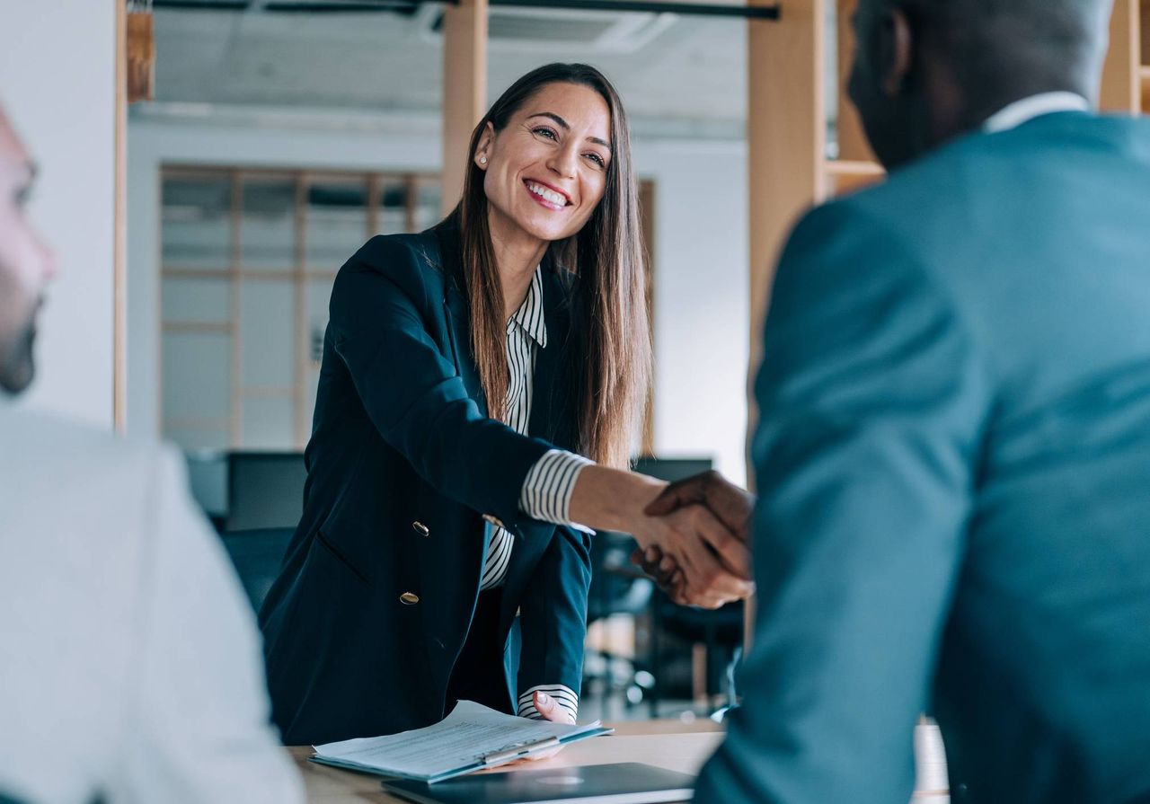 Personne travaillant à distance sur ordinateur dans un bureau à domicile