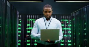 Data engineer travaillant sur un pipeline de données
