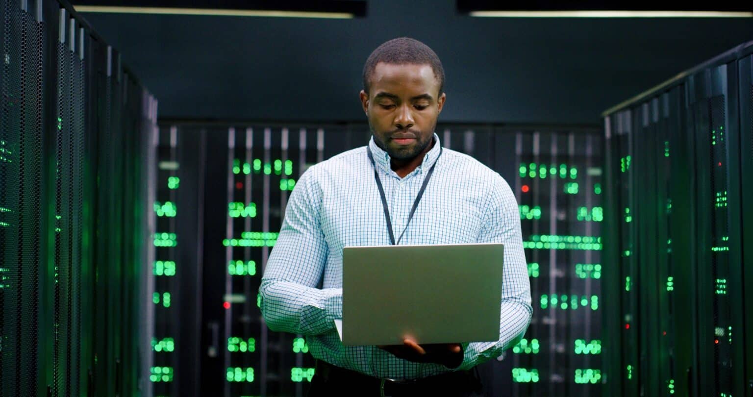 Data engineer travaillant sur un pipeline de données