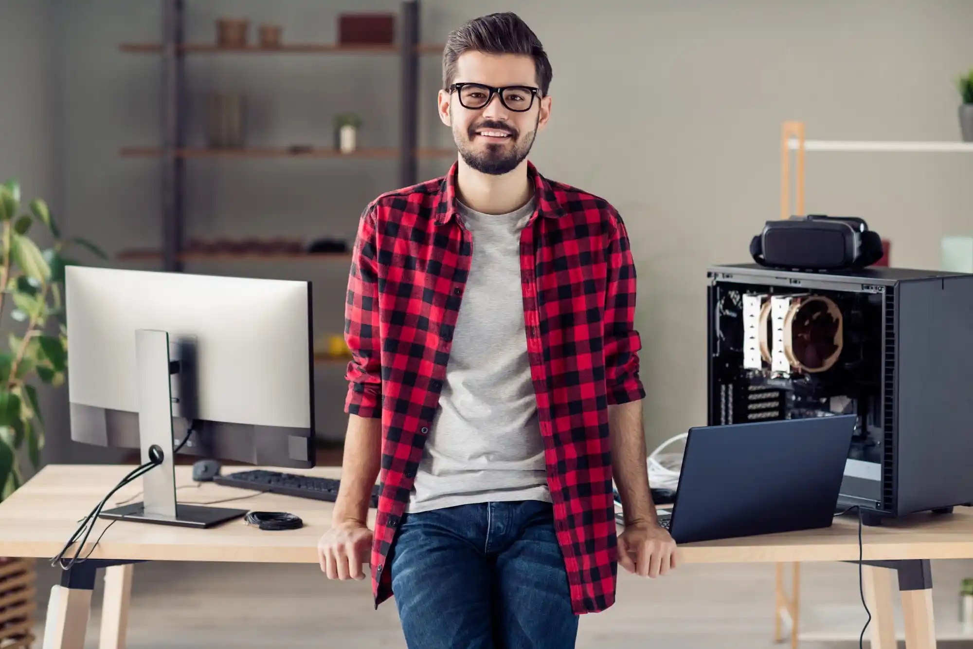 Growth hacker analysant des données de croissance sur un ordinateur