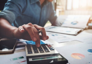 Personne en remote work devant un ordinateur portable à son domicile