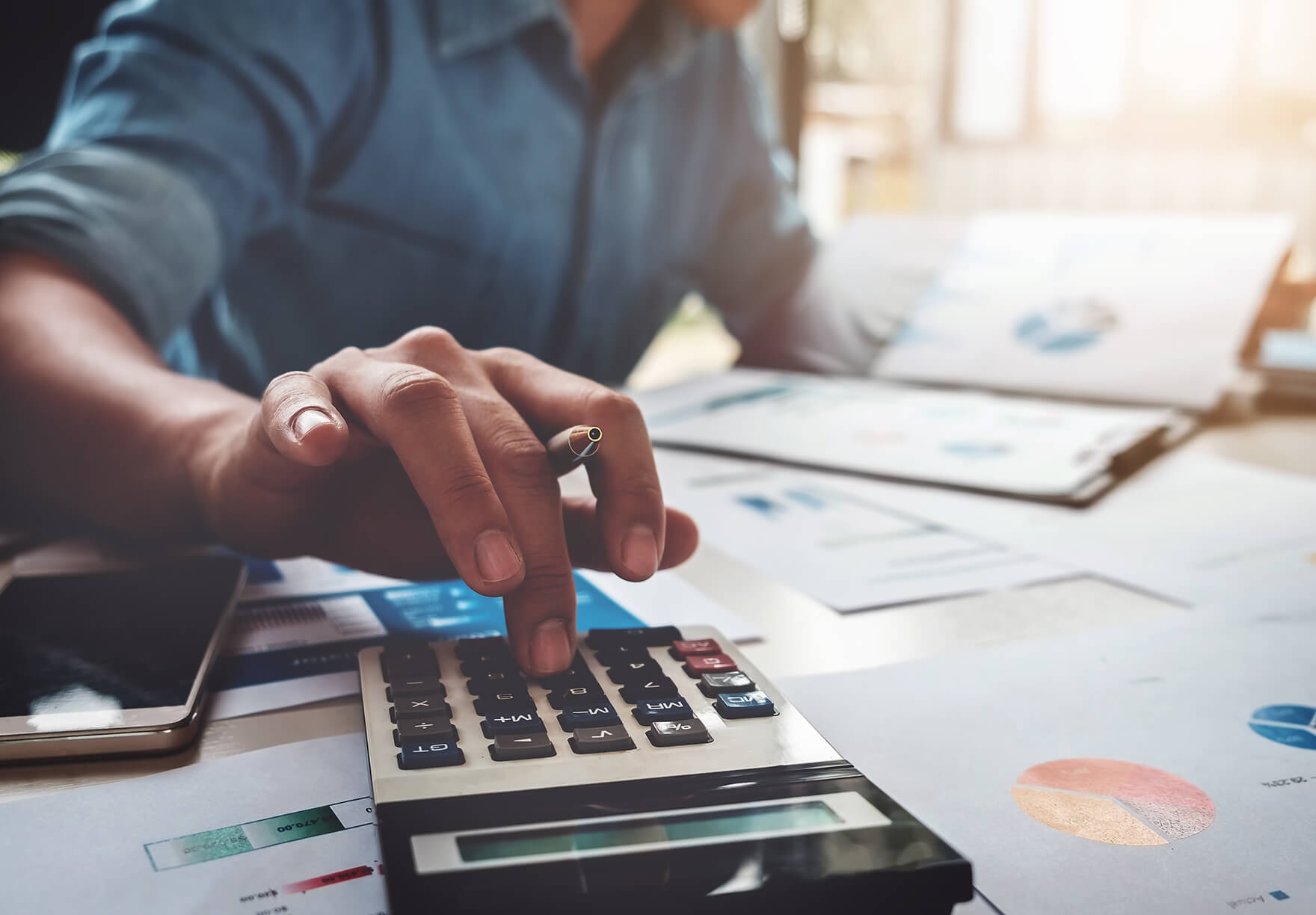 Personne en remote work devant un ordinateur portable à son domicile