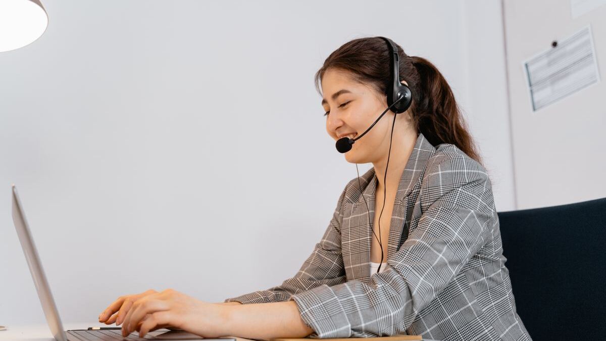 Assistante virtuelle travaillant à distance sur son ordinateur portable