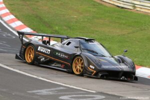 Pagani Zonda R sur circuit, carrosserie en carbone apparent et large aileron arrière