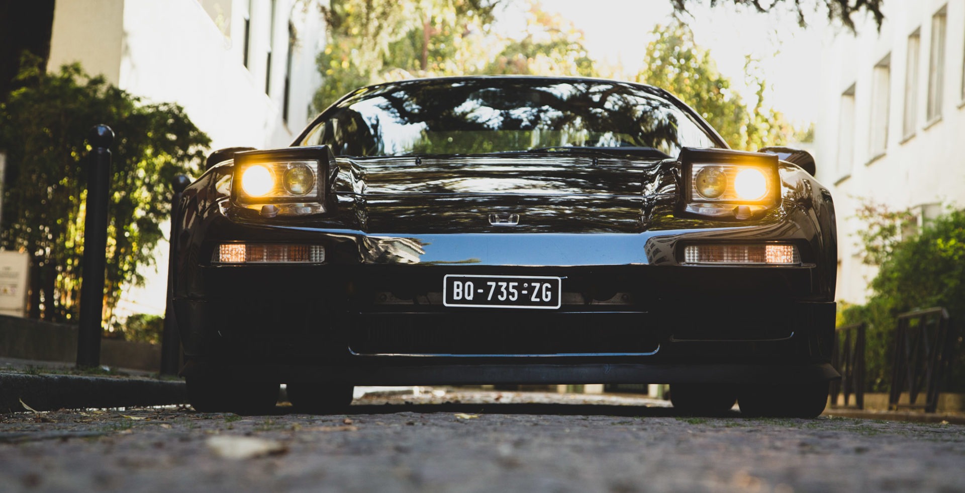 Honda NSX rouge vue de trois quarts avant sur une route